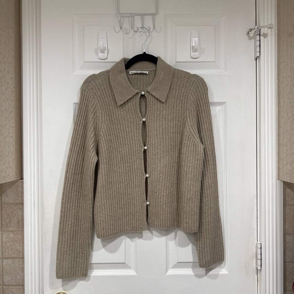 Abercrombie & Fitch Ribbed Knit Pearl Button Cardigan